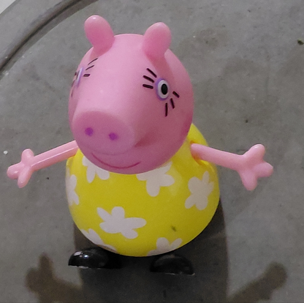 🛼Peppa Pig Pink and Yellow Figure with White Flowers
